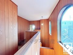 間取り図には記載されておりませんが、玄関の吹抜けには大きな窓が2か所あり、2階から1階にかけて自然光を取り込む明るい空間になっています。