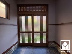 玄関ドアの窓から光が差し込み、外出時にも帰宅時にも、明るい気持ちになれる玄関です。