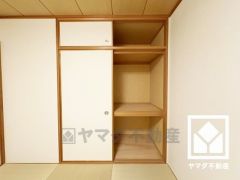 押入にはお客様用の座布団や寝具も収納可能です。