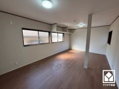 柔らかな光が差し込む洋室、快適で落ち着いた住まい。