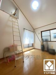 約6帖の2階中央洋室です。全居室に窓がございます。明るい陽光がたっぷり差し込む心地よい生活空間です。