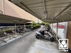 屋根付きのバイク置場を完備。雨や風、直射日光からお乗り物を守ることができます。