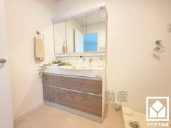 収納付きでスッキリお使い頂ける3面鏡の洗面台です。ワイドなカウンターで、忙しい朝でも身支度がしやすく時短になります。