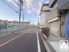 前面道路幅員約8.05mとゆったりとした広さがあるのでファミリーカー等の車の出入れも楽にできます。