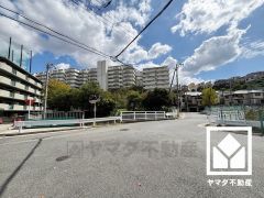 複数基のエレベーターを設置し、待ち時間を短縮。快適な住まいへのアクセスをスムーズに。防犯カメラが設置されておりセキュリティに配慮されています。