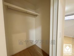 収納力豊富なウォークインクローゼット付き。お洋服はもちろん、スーツケースなどの大物もしっかり収納できます。