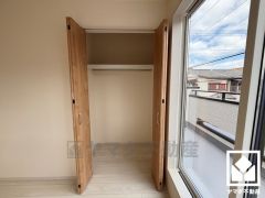 クローゼットは奥行きがあるので、収納力も申し分ありません。