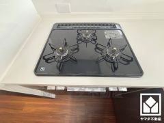 毎日の料理がもっとスムーズに。便利な3口コンロ付きキッチン。