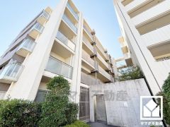 駐輪場の入り口には扉があり、盗難やいたずらを防止します。