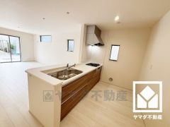 キッチン横には窓がございますので、昼間は手元が明るく、お料理がはかどります。