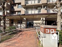 広々とした明るいエントランス。綺麗に整備されており、帰宅時や来客時にも気持ちの良い空間です。