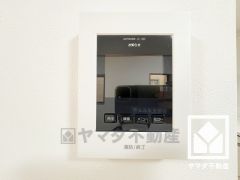 突然の来訪時でも安心なモニター付きインターホンを完備。お留守番中のお子様でも簡単に来訪者の確認ができます。