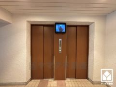 2基のエレベーターを設置し、待ち時間を短縮。快適な住まいへのアクセスをスムーズに。防犯カメラが設置されておりセキュリティにも配慮されています。