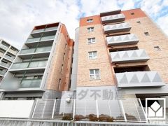 バラ園や温室などもある緑豊かな「上坂部西公園」が徒歩圏内。ウォーキングコースも整備されており、四季折々の景色を楽しみながらお散歩やウォーキング・ジョギングなどの運動もできる住環境です。