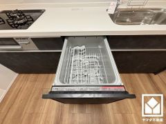 毎日の家事の負担を軽減でき、水道代の節約にもなる食器洗乾燥機付き。