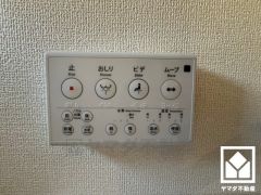 温水洗浄便座付きで、季節を問わずいつでも温かい便座をお使いいただけます。