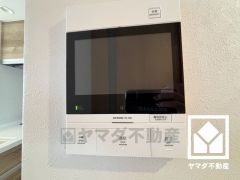 突然の来訪時でも安心なモニター付きインターホンを完備。お留守番中のお子様でも簡単に来訪者の確認ができます。