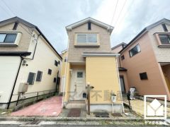 デザイナーズライクなおしゃれな外観。窓が多く、陽当たりの良い立地。