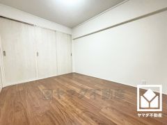 約6帖の中央洋室です。お子様のお部屋などにも丁度良い広さです。