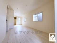 大きな窓からは明るい光が降り注ぎます。柔らかな光が差し込むお部屋で、快適で落ち着いた生活をお送りいただけます。