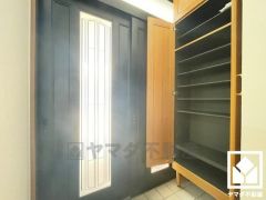 大きなシューズボックスがある玄関。ご家族が増えても余裕です。