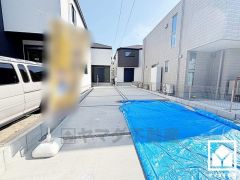 駐車スペースを2台分確保。重い荷物や雨の日の移動もスムーズで、快適なカーライフを実現。来客時にも便利です。