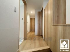 シンプルで洗練された玄関スペース。帰るたびにホッとできる、心地よい住まいの入り口。