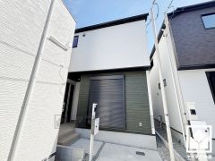 落ち着いた色合いと直線的な美しさが調和したモダンな外観。帰るたびに安心感を感じられる佇まい。