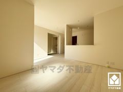 リビングには陽光がたっぷり差し込む畳コーナーがございます。温かみのある畳のスッキリとしたデザインが、暮らしを心地よく彩ります。