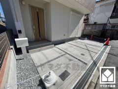 駐車スペース確保。玄関のそばで荷物の上げ下ろしができるので便利です。