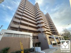 キッチンはカウンター付きの対面式。配膳や片付けがしやすく、お料理中でもお子様の様子が分かって安心です。