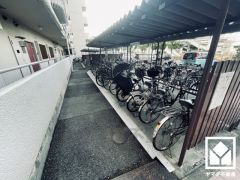屋根付き駐輪場なので、雨や風、直射日光から自転車を守ることができます。