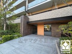 家族との時間も、自分だけの時間も心地よく過ごせる。シンプルで飽きのこない設計が、暮らしに余白をもたらします。この住宅は、日々の暮らしをそっと支えてくれます。