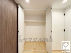 新たに家具を買わなくても良いので、ハンガーパイプ付きのクローゼットは嬉しいですね。