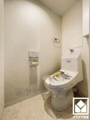 明るく清潔感溢れるトイレです。温水洗浄便座付きで、季節を問わずいつでも温かい便座をお使いいただけます。