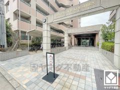 キッチン横にはバルコニーへ続く勝手口があり、換気や一時的なゴミ置場としても便利です。昼間は手元が明るく、お料理がはかどります。