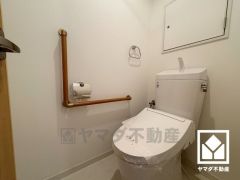 明るく清潔感溢れるトイレです。手すりがございますので、立ち座りが楽になります。