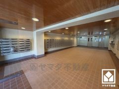 広々としたロビーには集合ポストが備わっています。鍵付きなので安心です。