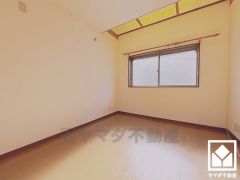 自然光を取り込む、開放感あふれる暮らし。心地よい空間が広がるリビングで、家族みんなが快適に過ごせる時間を提供。