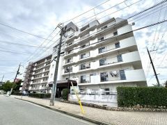 白を基調とした清潔感のある外観。帰るたびに安心感を感じられる佇まい。