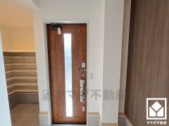 玄関ドアは防犯性に優れたダブルロックドアです。