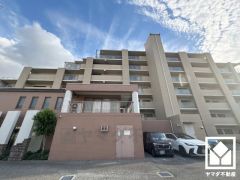 収納力豊富なウォークインクローゼット付き。お洋服はもちろん、スーツケースなどの大物もしっかり収納できます。