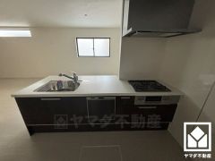 キッチンには床下収納がございます。災害時の非常食や食料品のストックなどを保存できます。