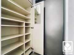 玄関にはシューズボックスを完備。家族の靴もしっかり収納できるので、玄関がいつも片付き、気持ちよくお客様を迎えられます。