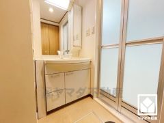 収納付きでスッキリお使い頂ける洗面台です。洗面ボウルが広めなので、忙しい朝でも身支度がしやすく時短になります。バスタオルやパジャマ等を収納できるリネン庫もございます。