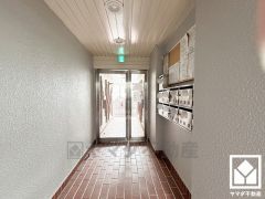 心地よい空間が広がる、清潔で美しいロビー。帰宅時や来客時にも気持ちの良い空間です。