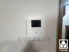 突然の来訪時でも安心なモニター付きインターホンを完備。お留守番中のお子様でも簡単に来訪者の確認ができます。