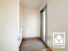 玄関にはシューズボックスを完備。家族の靴もしっかり収納できるので、玄関がいつも片付き、気持ちよくお客様を迎えられます。お出かけの前のチェックにも便利な鏡付きです。お問合せお待ちしております。