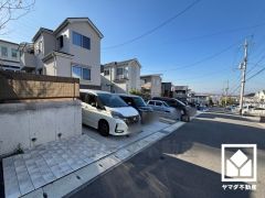 前面道路幅員約5.95mとゆったりとした広さがあるのでファミリーカー等の車の出入れも楽にできます。