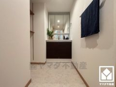 収納付きでスッキリお使い頂ける3面鏡の洗面台です。カウンターが広めなので、忙しい朝でも身支度がしやすく時短になります。バスタオルやパジャマ等を収納できる稼働棚のリネン庫もございます。